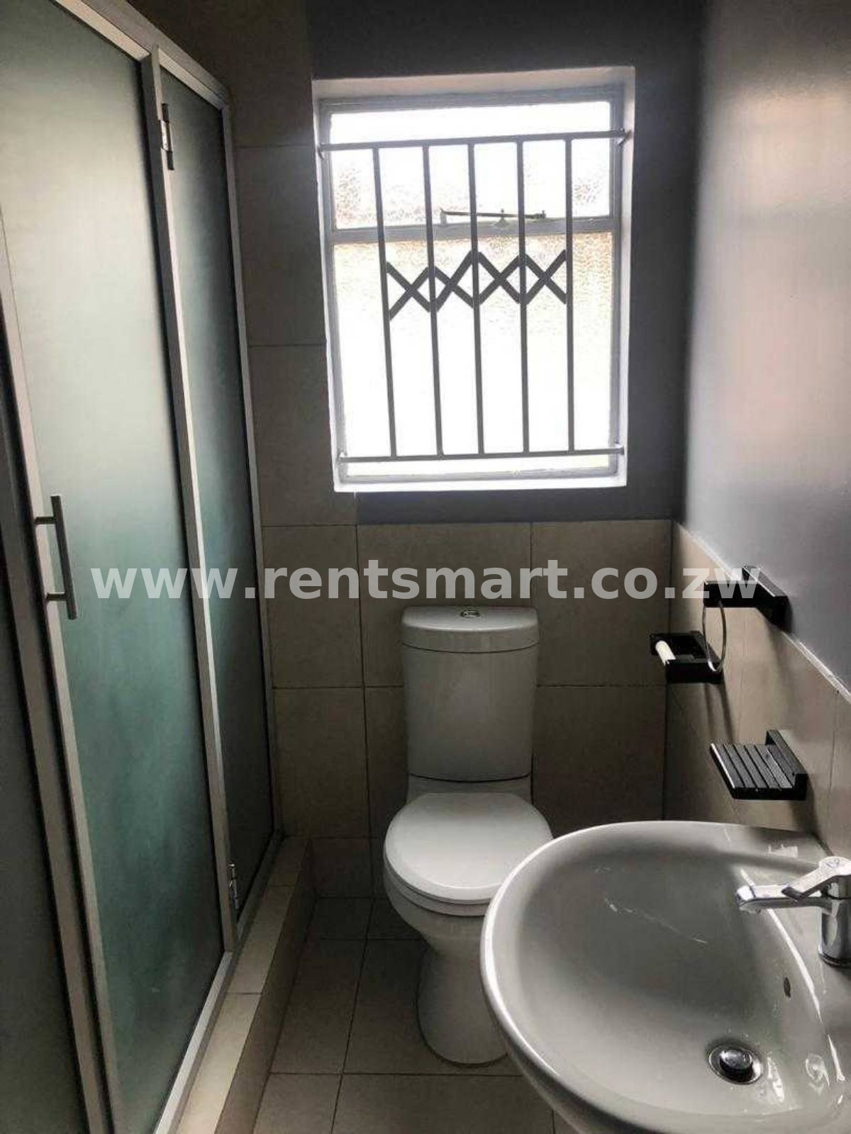 ASPINDALE PARK NEWLBUILT 3 bed house - Image 4