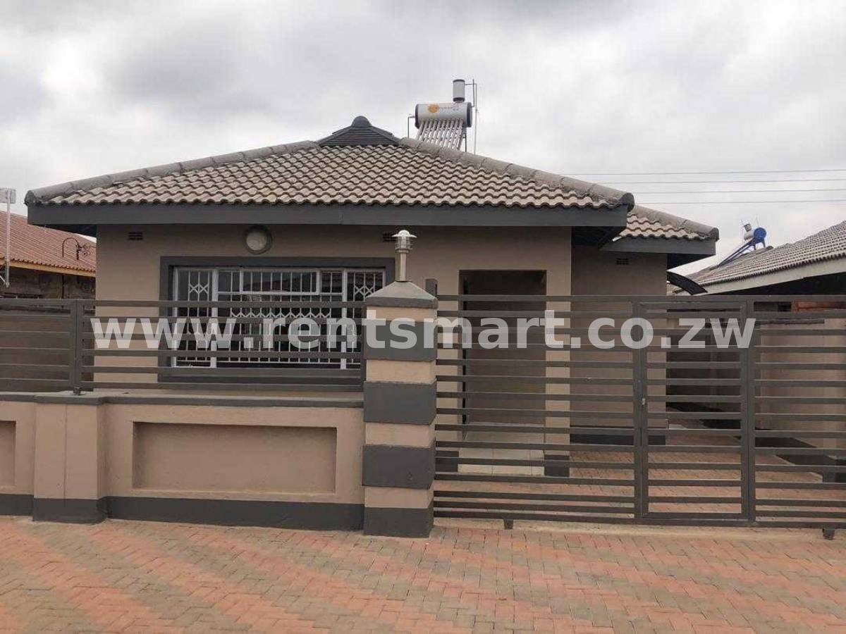 ASPINDALE PARK NEWLBUILT 3 bed house - Image 1