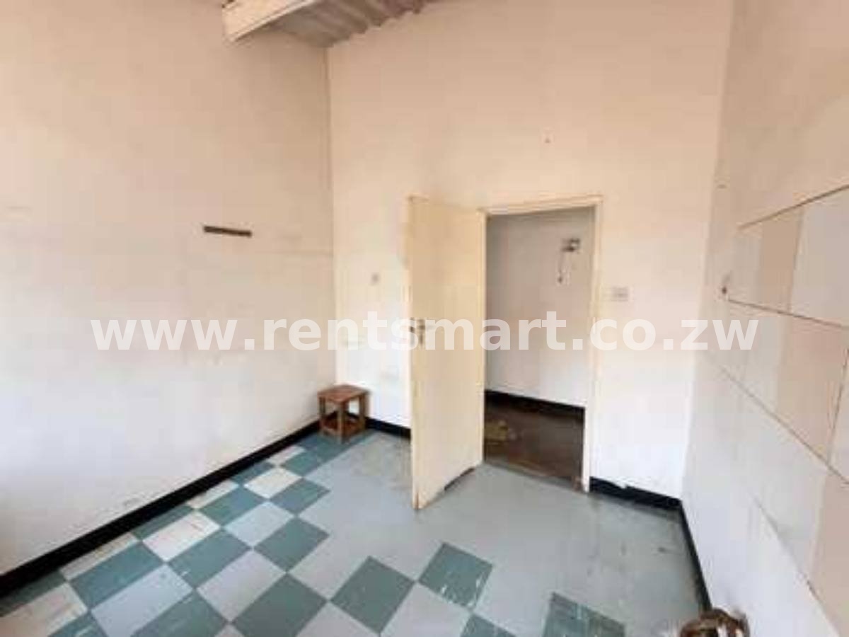 Neat 4-Bed Chinhoyi House with Verandah & Sewer - Image 9
