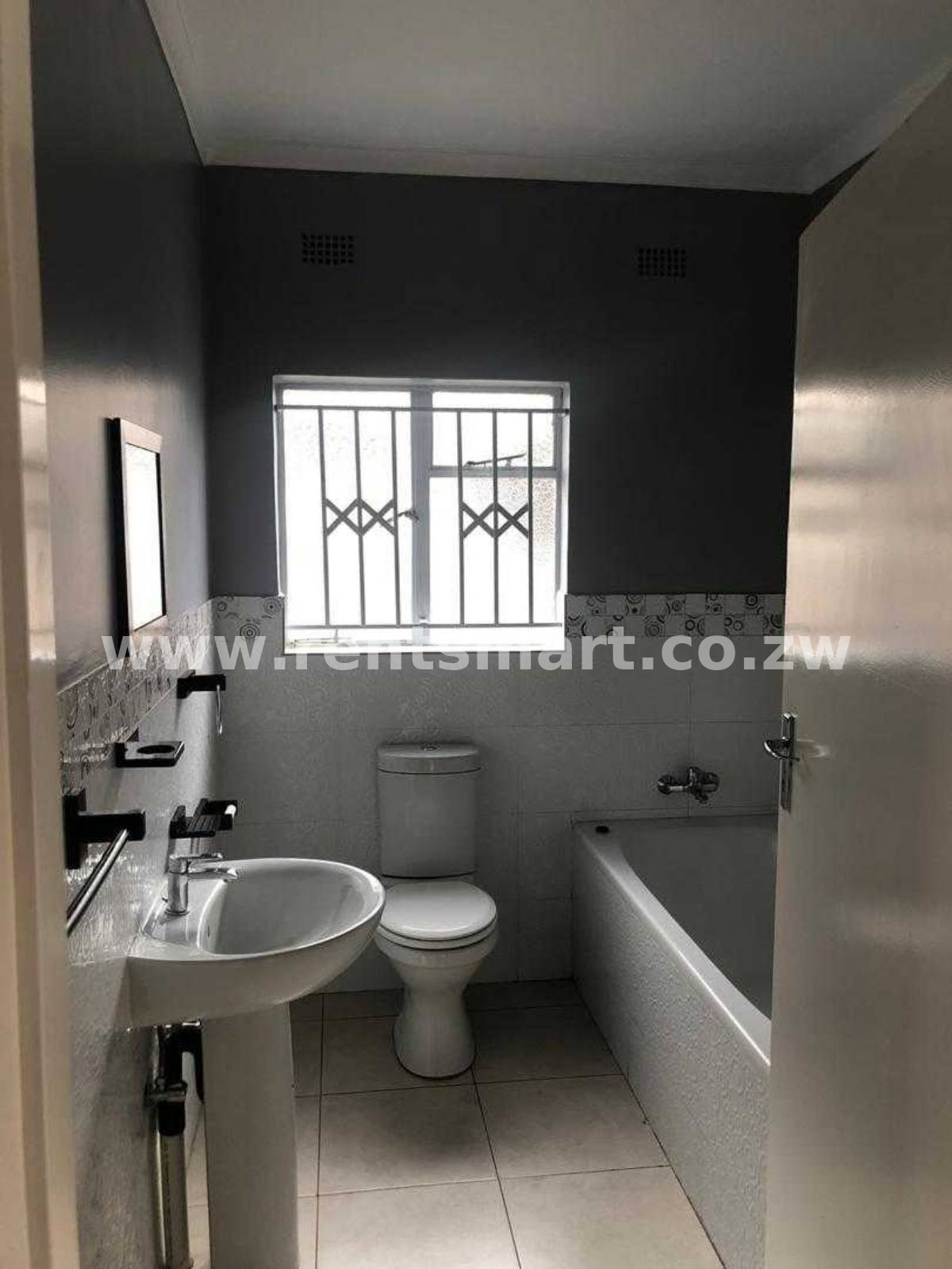 ASPINDALE PARK NEWLBUILT 3 bed house - Image 3